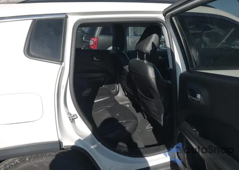 2018 Jeep Compass Latitude 4X4 z USA, uszkodzony, nr VIN 3C4NJDBB3JT483660